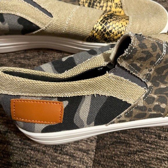 Sneakers - Picture 2 of 8